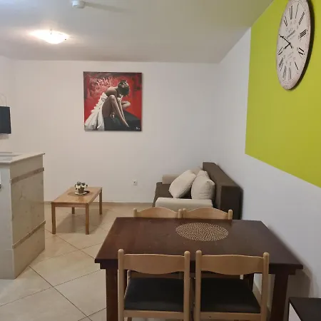 Patricija Keller-podrum-basement Daire *